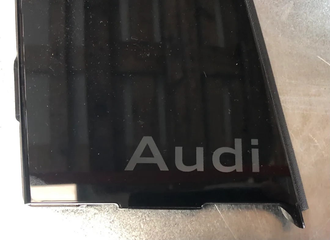 Applikation – UV Laser Kunststoff CI-Kennzeichnung Audi